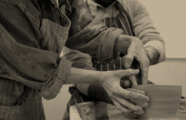 workshop draaien pottenbakken hulp van keramiste Angelique Homberg