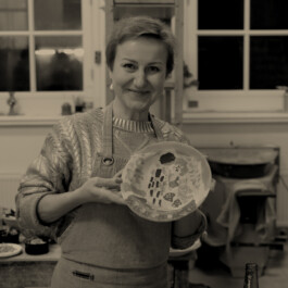 foto van deelneemster aan de workshop servies schilderen in het atelier van keramist
